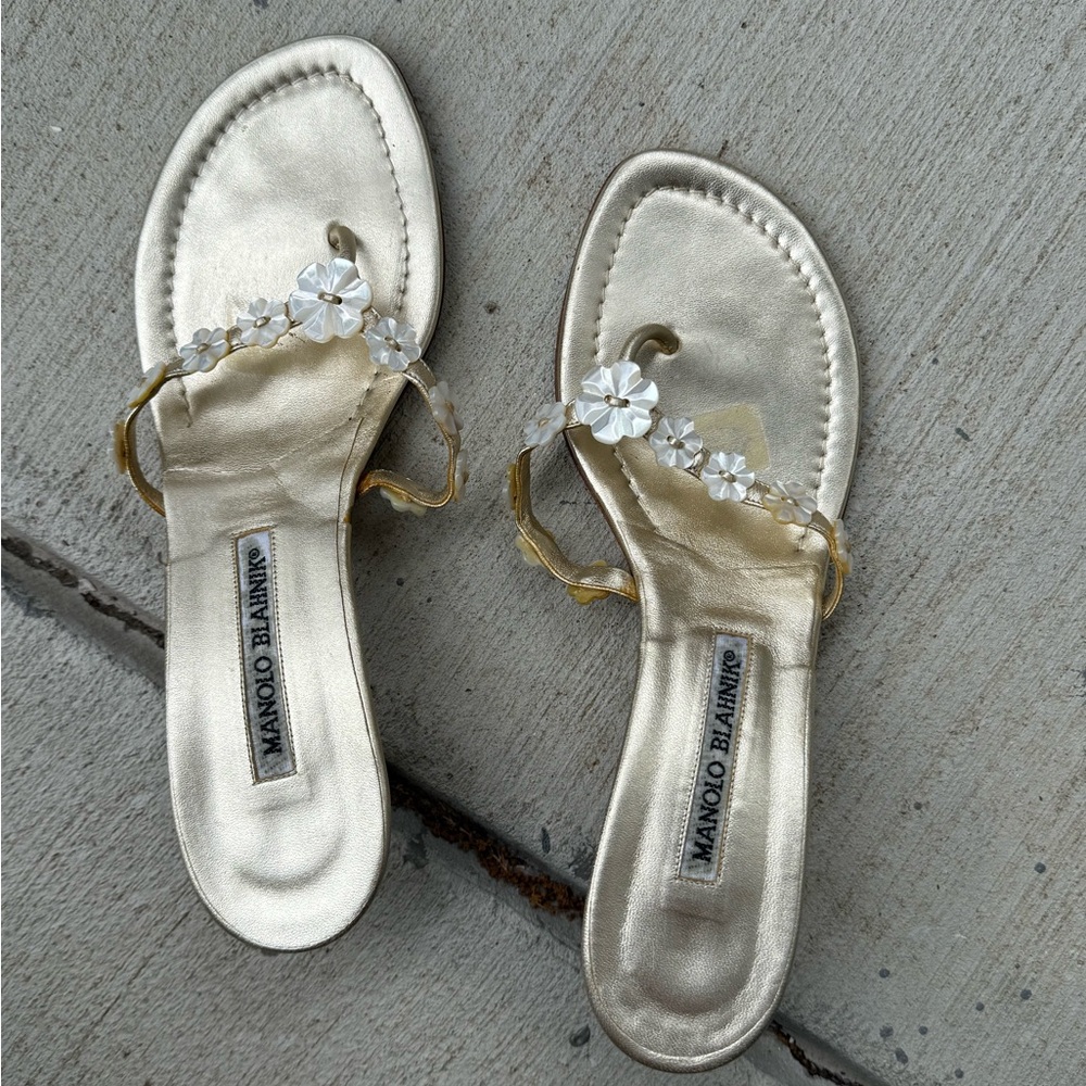 Manolo Blahnik champagne leather thong  Sandals with flower shells kitten heel